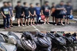 Nhóm đối tượng và tang vật.