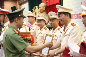 Lãnh đạo Công an thành phố trao quyết định nghỉ công tác hưởng chế độ hưu trí, chờ hưởng chế độ hưu.