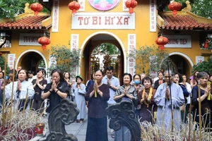 Đại lễ kính mừng Phật đản Phật lịch 2569 tổ chức tại Chùa Quán Sứ.