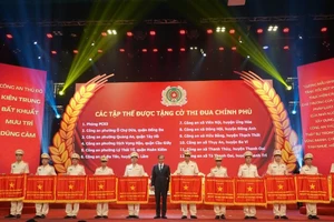 12 tập thể thuộc Công an thành phố Hà Nội đón nhận Cờ thi đua Chính phủ năm 2024.