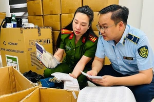 Lực lượng chức năng kiểm kê số thực phẩm chức năng, thiết bị y tế giả.