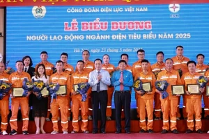 Lãnh đạo Tổng Liên đoàn Lao động Việt Nam và Tập đoàn Điện lực Việt Nam trao Chứng nhận "Người lao động ngành điện tiêu biểu" năm 2025.