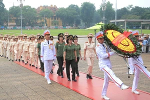Lễ báo công và vào Lăng viếng Bác.
