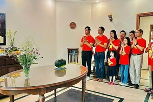 Cán bộ Đại sứ quán dâng hương bày tỏ lòng thành kính tưởng nhớ Chủ tịch Hồ Chí Minh, các anh hùng liệt sĩ và đồng bào đã hy sinh vì độc lập, tự do của Tổ quốc. (Ảnh: Đại sứ quán Việt Nam tại Pakistan)