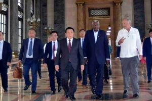 Chủ tịch Quốc hội Cuba Esteban Lazo đã đón đồng chí Nguyễn Xuân Thắng và Đoàn đại biểu Việt Nam. (Ảnh: Đại sứ Việt Nam tại Cuba)