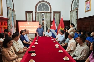 Đồng chí Nguyễn Xuân Thắng và Đoàn công tác đến thăm, gặp mặt cán bộ Đại sứ quán và cộng đồng người Việt Nam tại Cuba (Ảnh: Đại sứ quán Việt Nam tại Cuba)