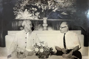 Chủ tịch Hồ Chí Minh tiếp thân mật ông Eduardo Gallegos, Ủy viên Bộ Chính trị, Trưởng Ban Đối ngoại Trung ương Đảng Cộng sản Venezuela thăm Việt Nam và dự Quốc khánh 2/9/1964. (Ảnh tư liệu do Đại sứ quán Việt Nam tại Venezuela cung cấp)