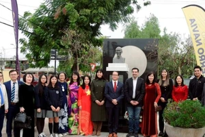 Các đại biểu thành kính dâng hoa tại tượng đài Chủ tịch Hồ Chí Minh (Ảnh: Đại sứ quán Việt Nam tại Chile)