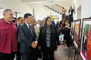 Đại sứ Vũ Trung Mỹ và các đại biểu thăm quan triển lãm ảnh Việt Nam-Hồ Chí Minh. (Ảnh: Đại sứ quán Việt Nam tại Venezuela)