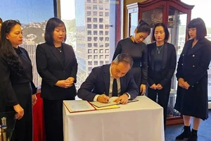 Đại sứ Phan Minh Giang ghi sổ tang tưởng niệm nguyên Chủ tịch nước Trần Đức Lương (Ảnh: Đại sứ quán Việt Nam tại New Zealand)