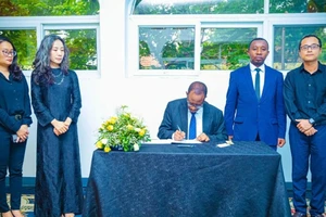Phó Thư ký thường trực Bộ Ngoại giao và Hợp tác Đông Phi Tanzania Said Mussa ghi sổ tang. (Ảnh: Đại sứ quán Việt Nam tại Tanzania)