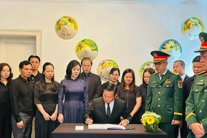 Đại sứ Vũ Trung Mỹ ghi sổ tang tưởng niệm nguyên Chủ tịch nước Trần Đức Lương (Ảnh: Đại sứ quán Việt Nam tại Venezuela)