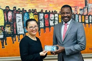 Đại sứ Trần Thị Thu Thìn và Thống đốc Ngân hàng Trung ương Mozambique Rogério Lucas Zandamela. (Ảnh: Đại sứ quán Việt Nam tại Mozambique)