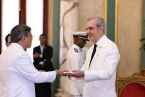 Đại sứ Lê Quang Long trình Quốc thư lên Tổng thống Cộng hòa Dominica Luis Abinader Corona. (Ảnh: Đại sứ quán Việt Nam tại Cuba)