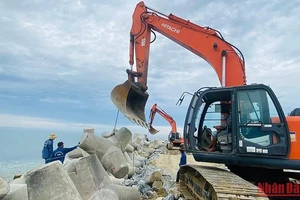 Để thi công đê chắn sóng, ngăn cát phía bắc cửa biển Cửa Đại các kĩ sư, công nhân lắp đặt 3.500 Tetrapod.