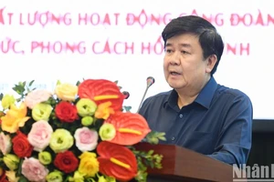Đồng chí Nguyễn Văn Minh, Ủy viên Ban chấp hành Công đoàn Viện Kiểm sát nhân dân tối cao trình bày tham luận tại buổi tọa đàm. (ẢNH: THÀNH ĐẠT)
