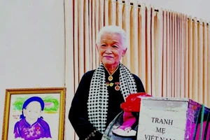 Họa sĩ Đặng Ái Việt vẫn miệt mài thực hiện dự án vẽ tranh Mẹ Việt Nam Anh hùng trên khắp mọi miền Tổ quốc.