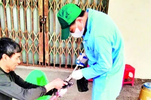 Tiêm vắc-xin phòng bệnh cho gia cầm tại huyện Ứng Hòa