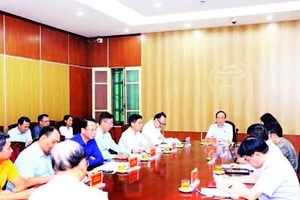 Đồng chí Nguyễn Ngọc Tuấn Chủ tịch Hội đồng nhân dân thành phố Hà Nội tiếp công dân.