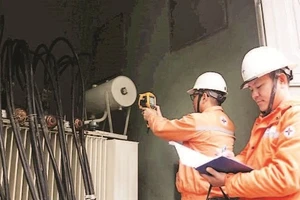 Công nhân EVNHANOI kiểm tra hệ thống điện.
