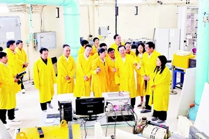 Lãnh đạo Trung ương và chuyên gia tham quan lò phản ứng hạt nhân Đà Lạt.