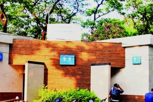 Nhà vệ sinh công cộng tại Công viên Lê Văn Tám, Quận 3 đầu tư theo mô hình xã hội hóa, góp phần hình thành nhà vệ sinh công cộng văn minh, tiện lợi phục vụ cộng đồng. (Ảnh ANH THẾ)