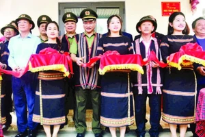 Khánh thành và tặng quà cho gia đình anh A Tênh (thành phố Kon Tum) trong chương trình xóa nhà tạm, nhà dột nát tặng đồng bào các tỉnh Tây Nguyên của Bộ Công an.