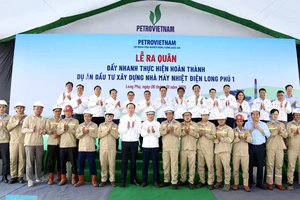 Lãnh đạo các địa phương và Petrovietnam chụp ảnh với người lao động tại lễ ra quân tại dự án Nhà máy Nhiệt điện Long Phú 1 