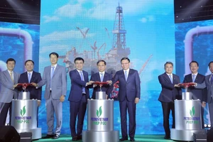 Lãnh đạo Chính phủ, Petrovietnam, PVEP, PVEP-POC thực hiện nghi thức đón dòng dầu thương mại đầu tiên từ Dự án phát triển mỏ Đại Hùng giai đoạn 3.