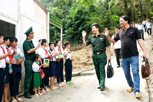 Thầy và trò lớp học tình thương trên đảo Hòn Chuối đón Đoàn đại biểu.