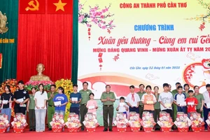 Lãnh đạo Công an thành phố Cần Thơ trao quà và học bổng cho các em thiếu nhi. 