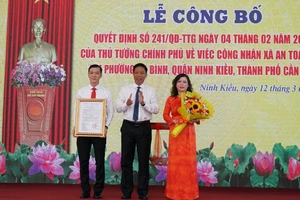 Lãnh đạo thành phố trao quyết định cho lãnh đạo phường An Bình. (Ảnh: ANH DŨNG)