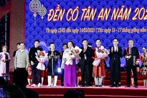 Lãnh đạo Huyện ủy Văn Bàn tặng hoa và chúc mừng các nghệ sĩ biểu diễn trong chương trình nghệ thuật tại lễ hội.