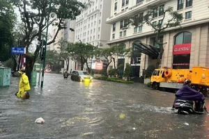 [Video] Nhiều điểm ngập cục bộ xuất hiện sau trận mưa lớn đầu giờ sáng tại Hà Nội