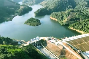 Một góc hồ Nặm Cắt. (Ảnh: THU CÚC)