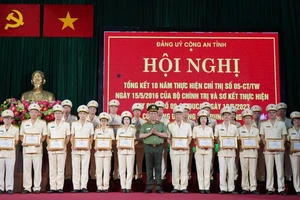 Lãnh đạo Công an tỉnh Bắc Kạn trao giấy khen cho các tập thể, cá nhân có thành tích xuất sắc. (Ảnh: THÙY DƯƠNG)