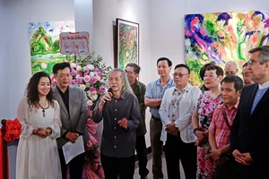 Chủ tịch Hội Mỹ thuật Việt Nam Lương Xuân Đoàn phát biểu tại Lễ khai mạc Triển lãm "Thiên Thanh" của họa sĩ Lê Thu Huyền.