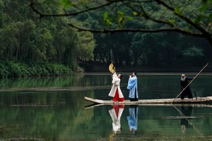 Cổ phục của Hoa Lư Legacy được trình diễn trên sông Ngô Đồng ở Ninh Bình.
