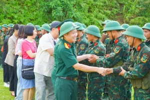 Các tác giả trong chuyến thực tế thuộc khuôn khổ Trại sáng tác kịch bản điện ảnh.