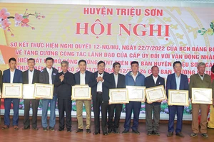 Lãnh đạo huyện Triệu Sơn trao tặng Giấy khen cho các tập thể.