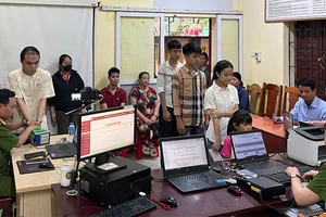 Công an thị trấn Bút Sơn, huyện Hoằng Hóa làm căn cước, tài khoản định danh cho nhân dân.
