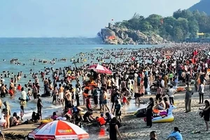Bãi biển ở Sầm Sơn dịp nghỉ lễ.