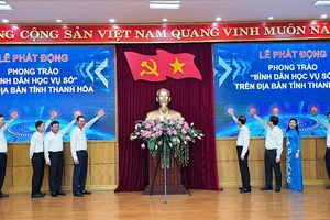 Tập thể lãnh đạo tỉnh Thanh Hóa phát lệnh hưởng ứng phong trào "Bình dân học vụ số".