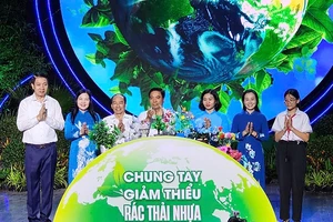 Các đại biểu thực hiện nghi thức chung tay giảm thiểu rác thải nhựa.