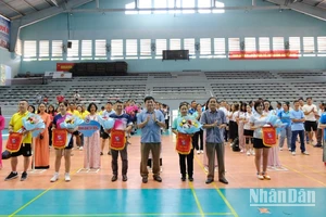 Trao cờ lưu niệm cho hội nhà báo các tỉnh.