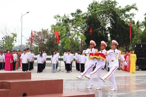 Lễ thượng cờ trên đảo Cô Tô nhân dịp kỷ niệm 64 năm Ngày Bác Hồ ra thăm đảo. (Ảnh: PHƯƠNG MẾN)