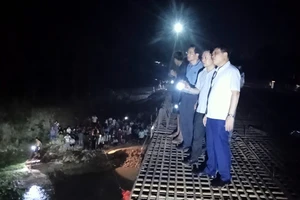 Đồng chí Nghiêm Xuân Cường, Phó Chủ tịch Ủy ban nhân dân tỉnh Quảng Ninh cùng lãnh đạo huyện Hải Hà tại hiện trường chỉ đạo tìm kiếm.