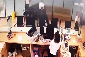 Camera ghi lại vụ cướp ngân hàng tại thành phố Uông Bí, Quảng Ninh.