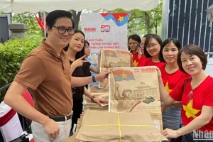 Từ 8 giờ 30 phút sáng, phụ san 30/4 của Báo Nhân Dân được phát đến tay người dân.