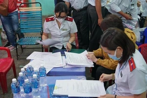 Cơ quan quản lý an toàn thực phẩm Thành phố Hồ Chí Minh trong một lần đi kiểm tra. (Ảnh: NT/Báo Dân trí)